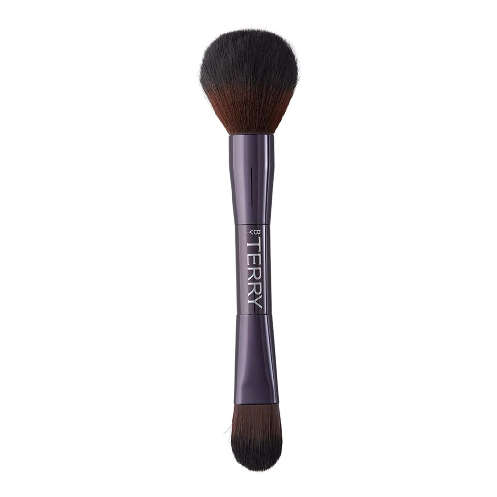 Brocha dual By Terry en el neceser de maquillaje